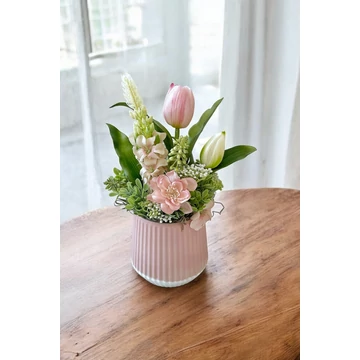 Élethű tavaszi tulipános asztaldísz szarkalábbal