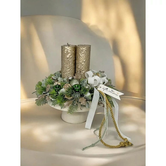Különlegesen szép gyertyákkal készült elegáns adventi tortatálon.