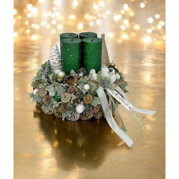 Különlegesen szép gyertyákkal készült elegáns adventi koszorú karácsonyra.