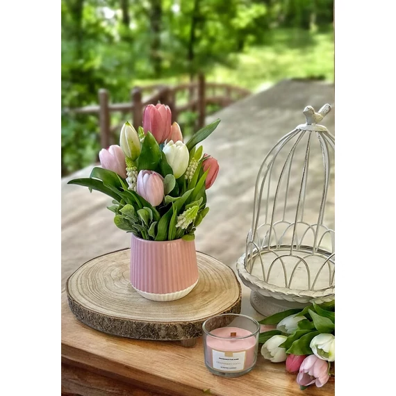 Élethű tavaszi tulipános asztaldísz