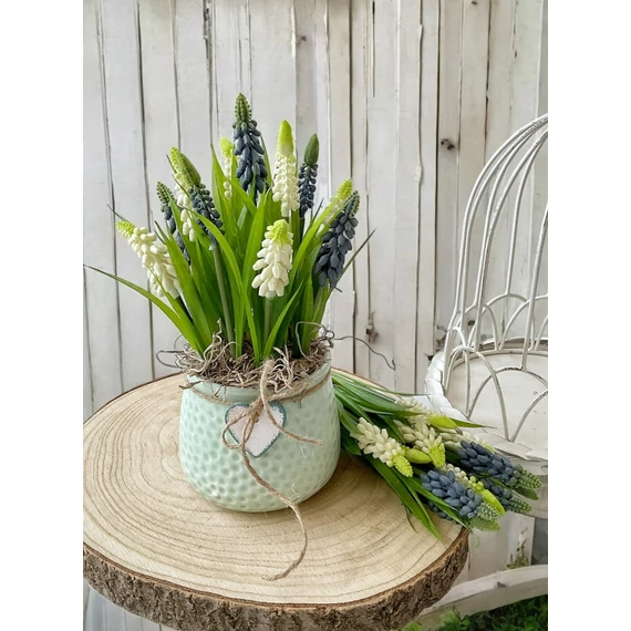 Modern tavaszi asztaldísz kaspóban, muscari, fürtösgyöngyikével 