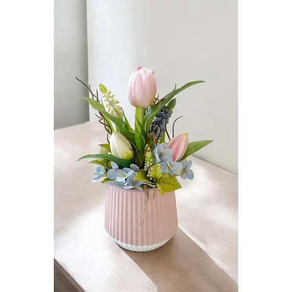 Élethű tavaszi tulipános asztaldísz kékke