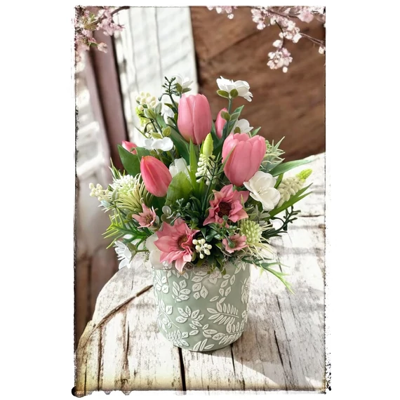 Élethű tavaszi tulipános asztaldísz 