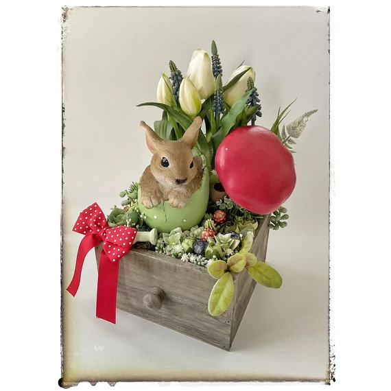 Húsvéti asztaldísz élethű tulipánokkal