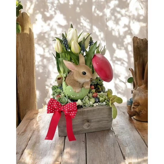 Húsvéti asztaldísz élethű tulipánokkal