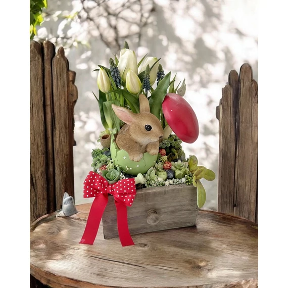 Húsvéti asztaldísz élethű tulipánokkal