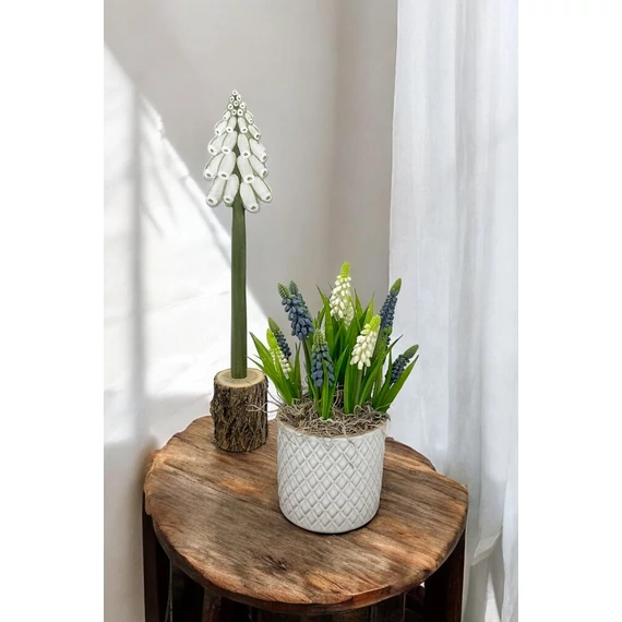 Modern vidám tavaszi asztaldísz kaspóban, muscari, fürtösgyöngyikével 